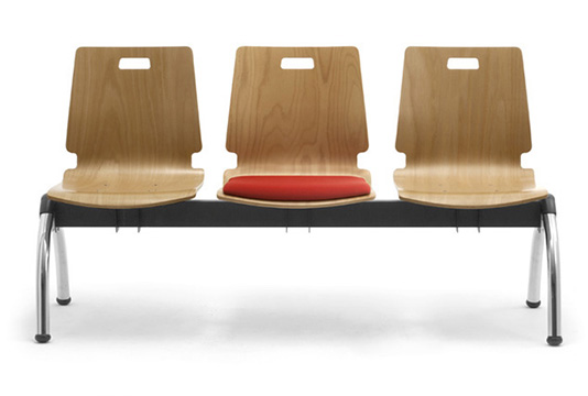 sillas en banco madera para sala de espera estudio Cristallo