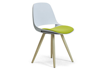 sillas para salas conferencias y reuniones cosmo 4 patas de madera