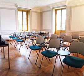 Silla con mesa de escritura para sala de formacion con un diseno unico y moderno 