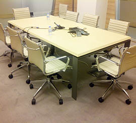 Sillas de mesa de reuniones con un diseno minimalista  
