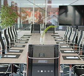 Silla de malla con diseno minimalista para salas de meeting y reuniones 